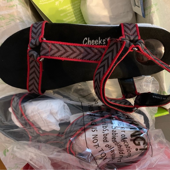 BRAND NEW IN BOX HSN TONY LITTLE CHEEKS SNEAKER SANDAL 6.5 WIDE BLACK AND RED - Picture 2 of 4